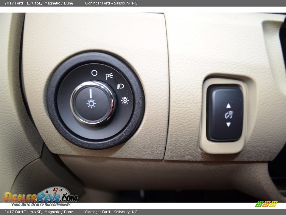 Controls of 2017 Ford Taurus SE Photo #16