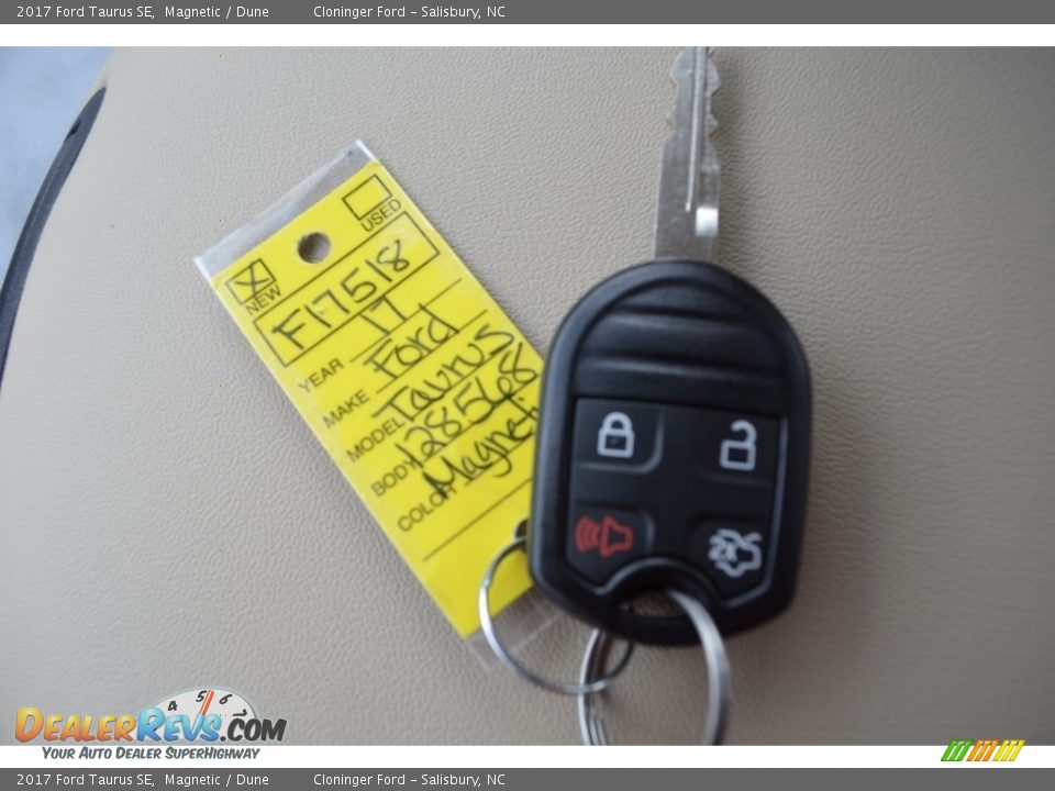 2017 Ford Taurus SE Magnetic / Dune Photo #17