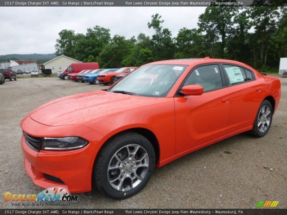 Front 3/4 View of 2017 Dodge Charger SXT AWD Photo #1