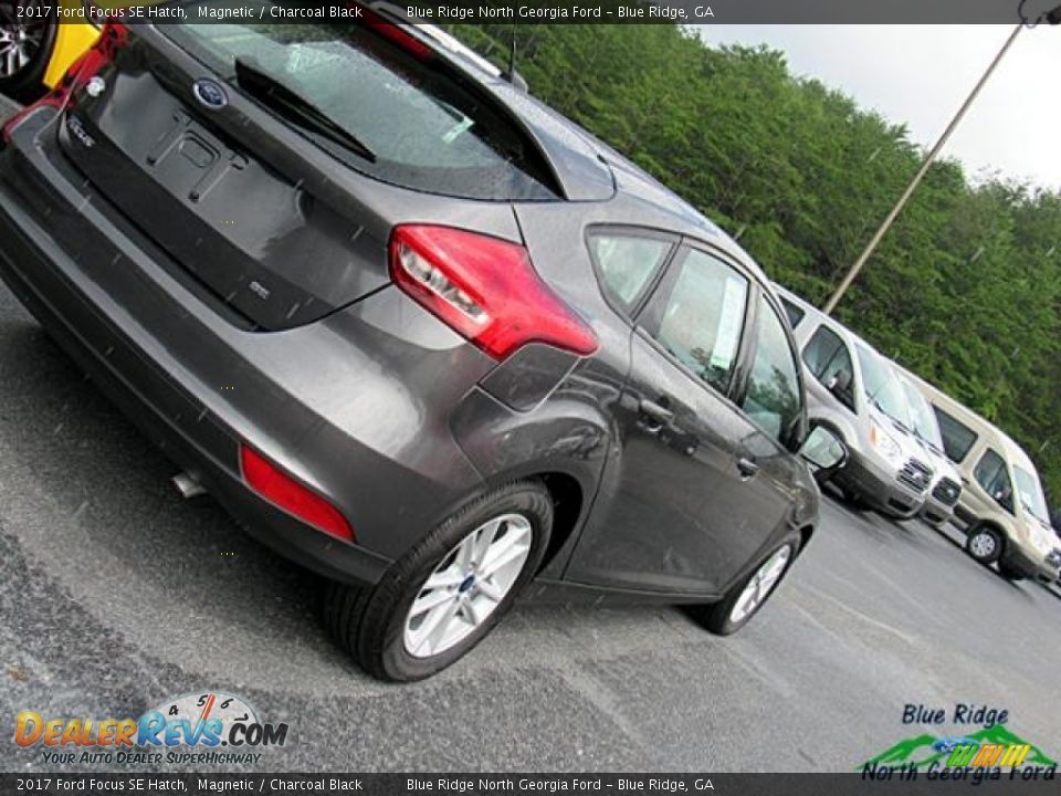 2017 Ford Focus SE Hatch Magnetic / Charcoal Black Photo #34