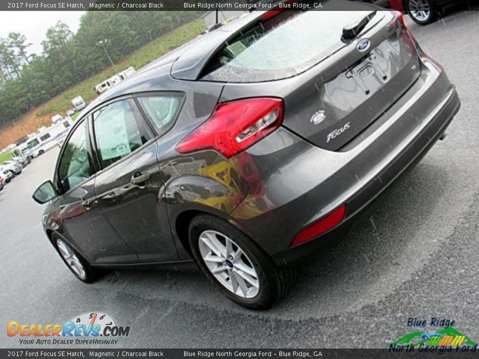 2017 Ford Focus SE Hatch Magnetic / Charcoal Black Photo #35