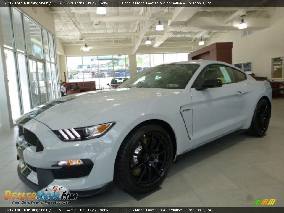 Front 3/4 View of 2017 Ford Mustang Shelby GT350 Photo #5