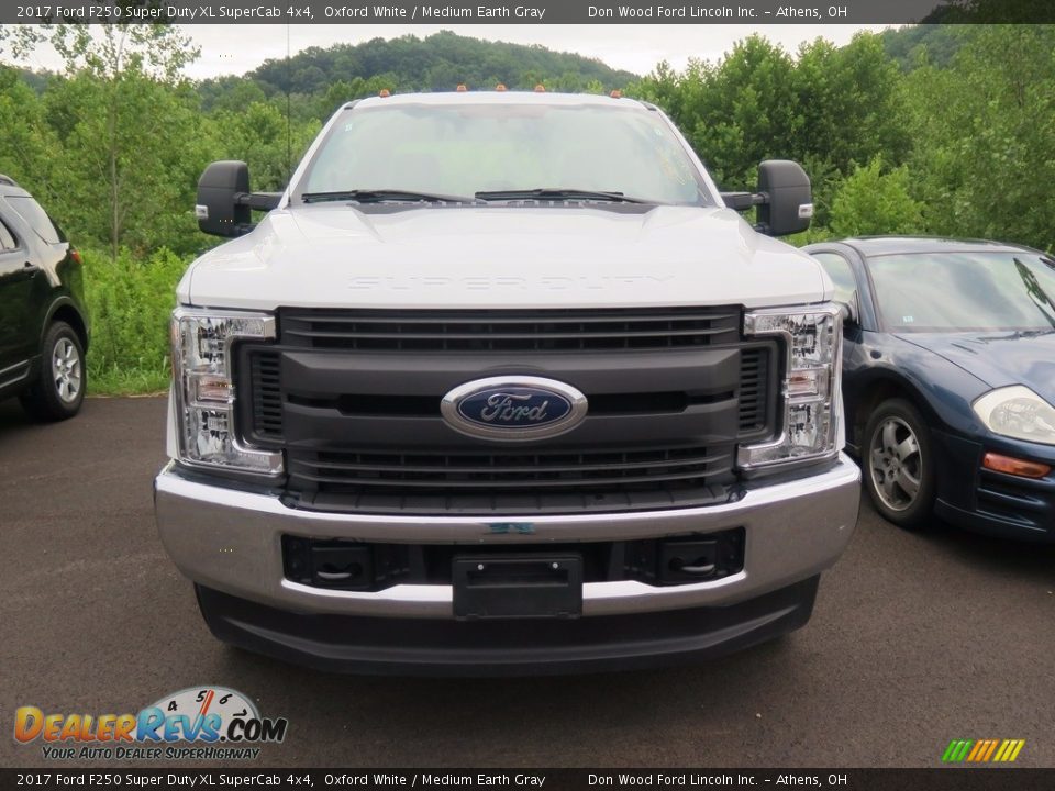 2017 Ford F250 Super Duty XL SuperCab 4x4 Oxford White / Medium Earth Gray Photo #2