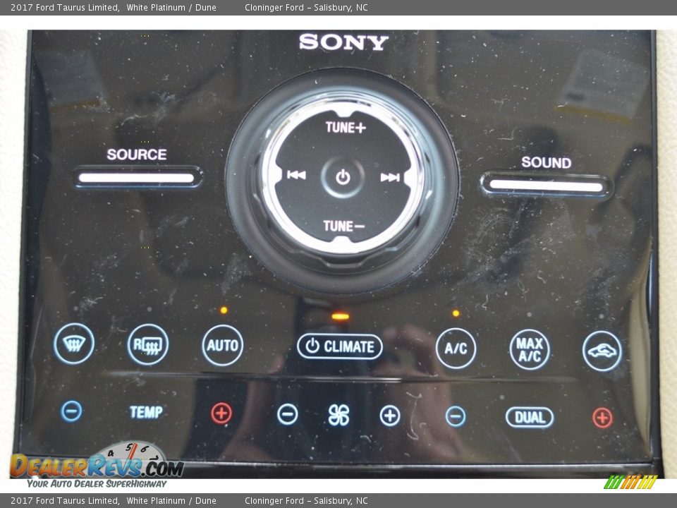 2017 Ford Taurus Limited White Platinum / Dune Photo #17