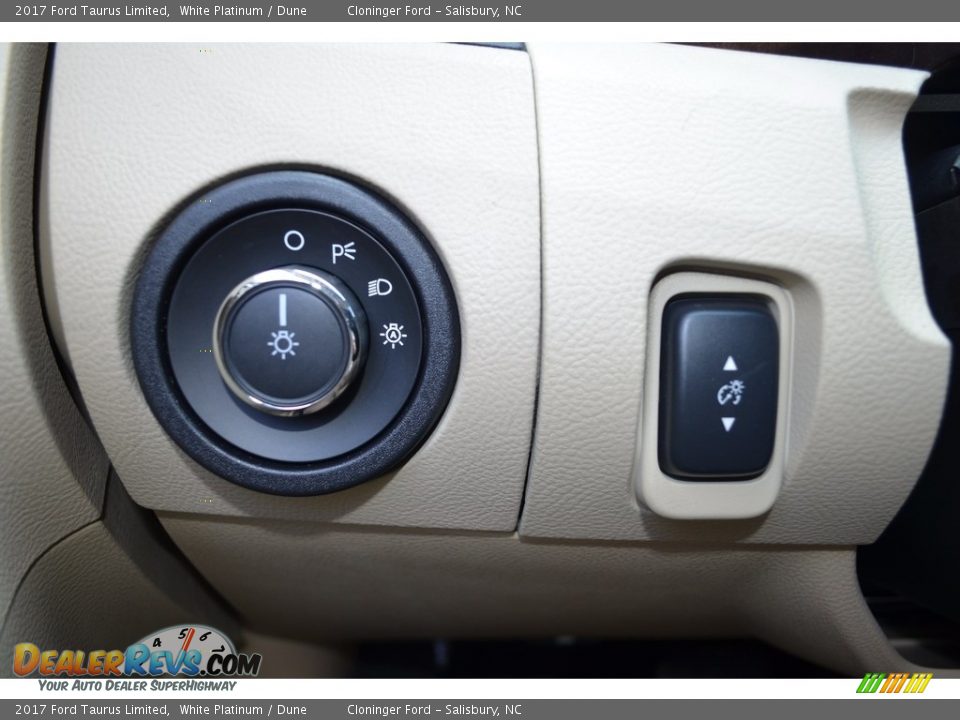 2017 Ford Taurus Limited White Platinum / Dune Photo #21