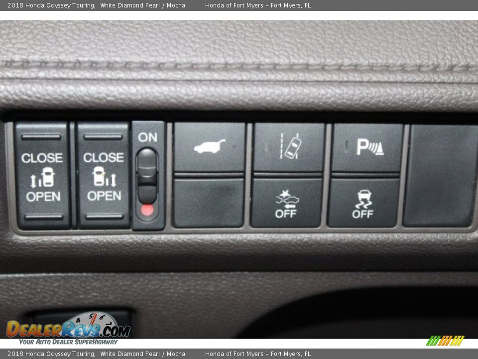 2018 Honda Odyssey Touring White Diamond Pearl / Mocha Photo #30