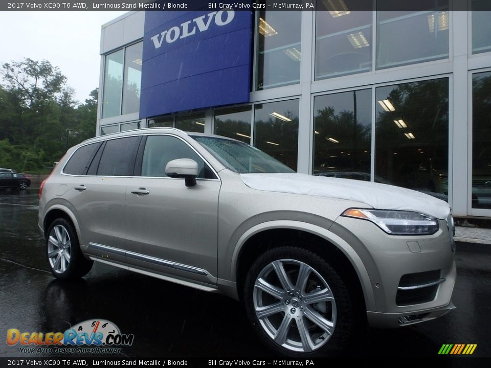 Front 3/4 View of 2017 Volvo XC90 T6 AWD Photo #1
