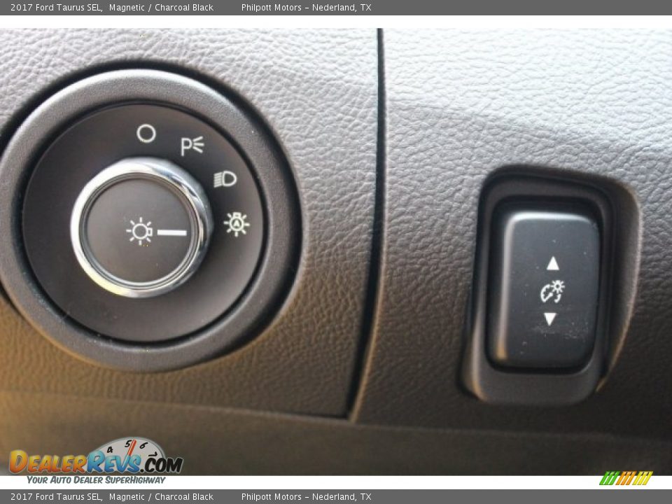 Controls of 2017 Ford Taurus SEL Photo #21