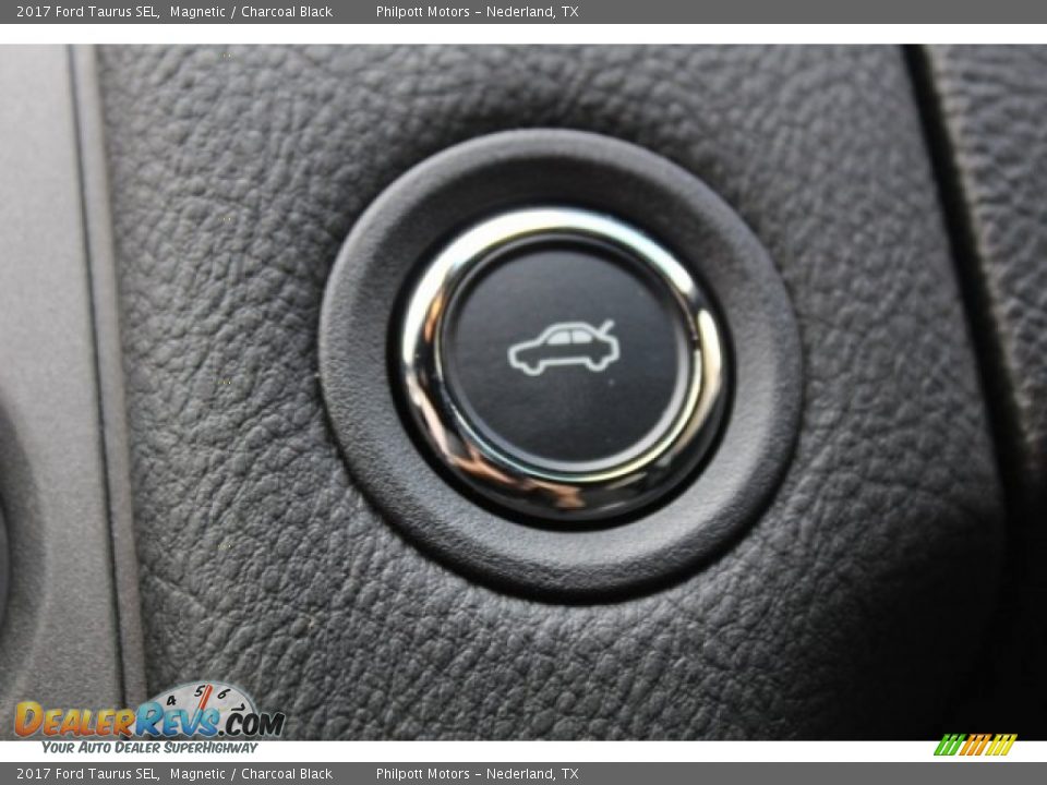 Controls of 2017 Ford Taurus SEL Photo #22