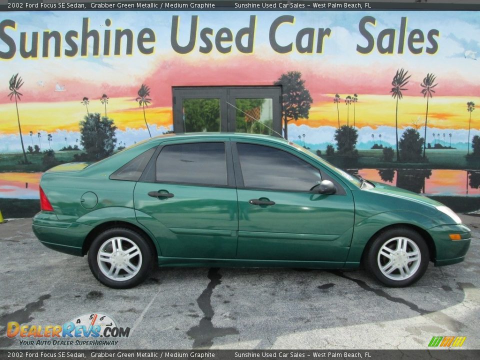 2002 Ford Focus SE Sedan Grabber Green Metallic / Medium Graphite Photo #2