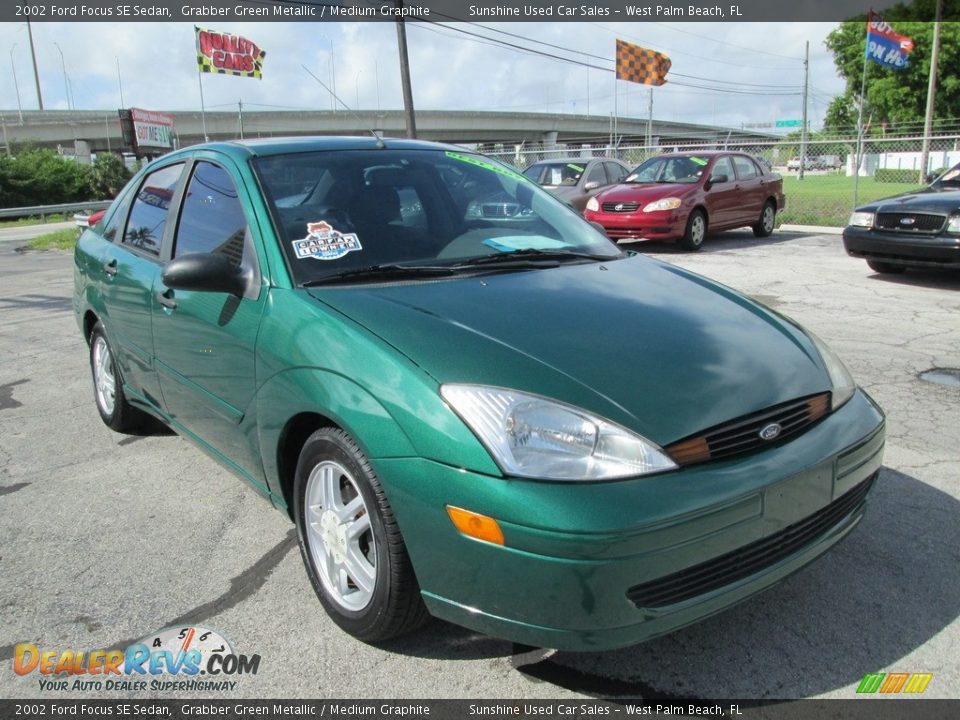 2002 Ford Focus SE Sedan Grabber Green Metallic / Medium Graphite Photo #4