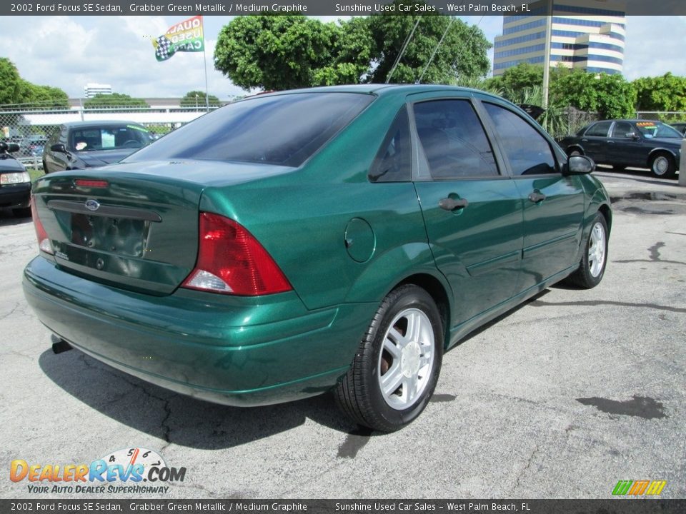 2002 Ford Focus SE Sedan Grabber Green Metallic / Medium Graphite Photo #9