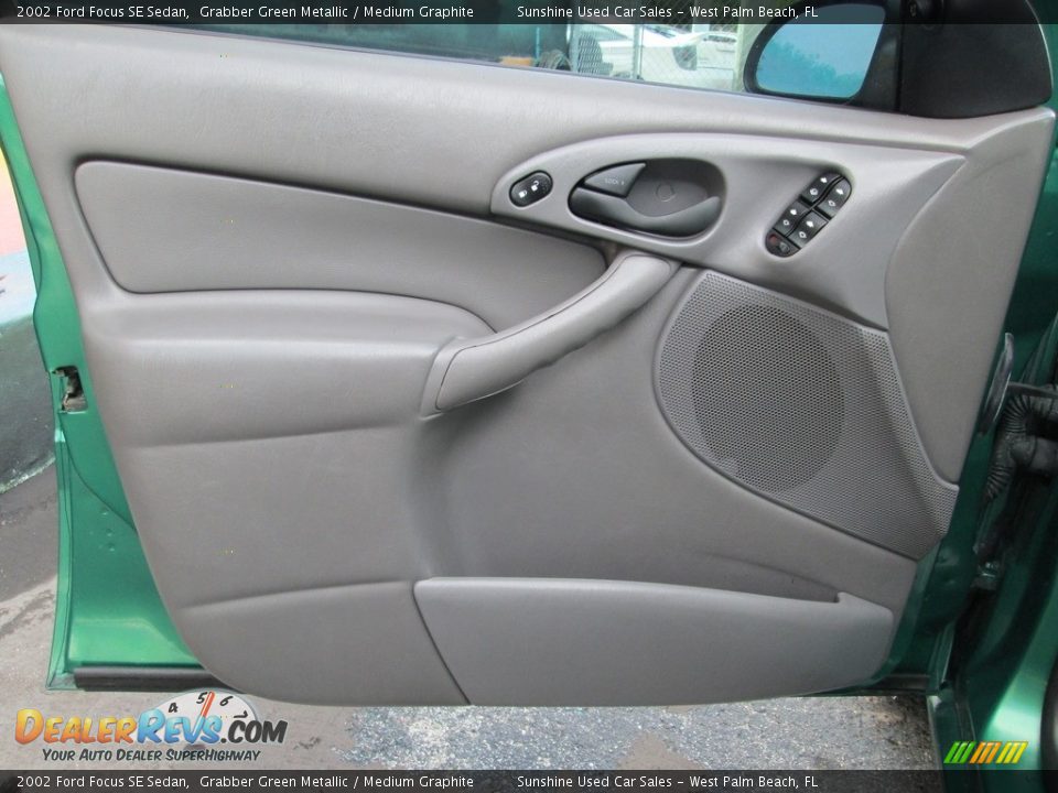 2002 Ford Focus SE Sedan Grabber Green Metallic / Medium Graphite Photo #10