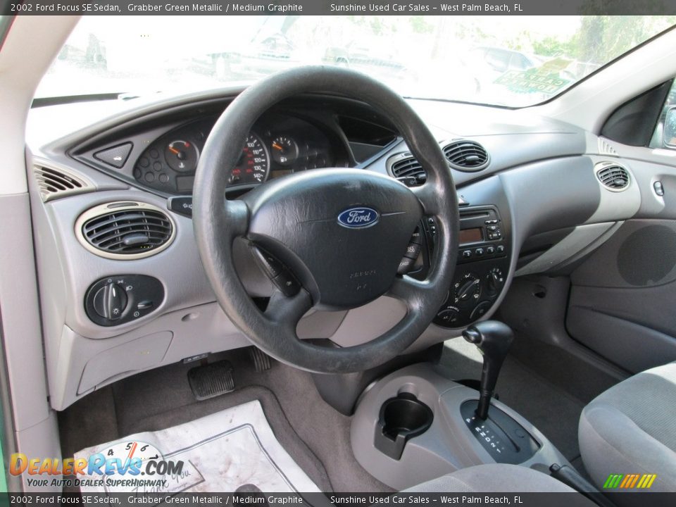 2002 Ford Focus SE Sedan Grabber Green Metallic / Medium Graphite Photo #11