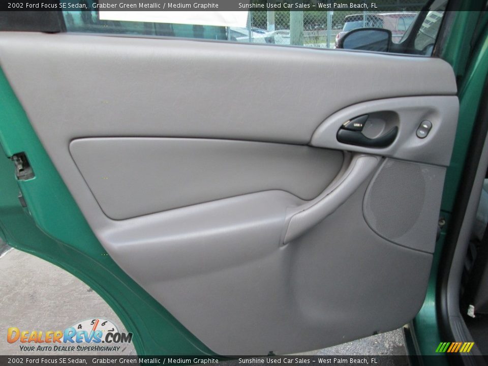 2002 Ford Focus SE Sedan Grabber Green Metallic / Medium Graphite Photo #13