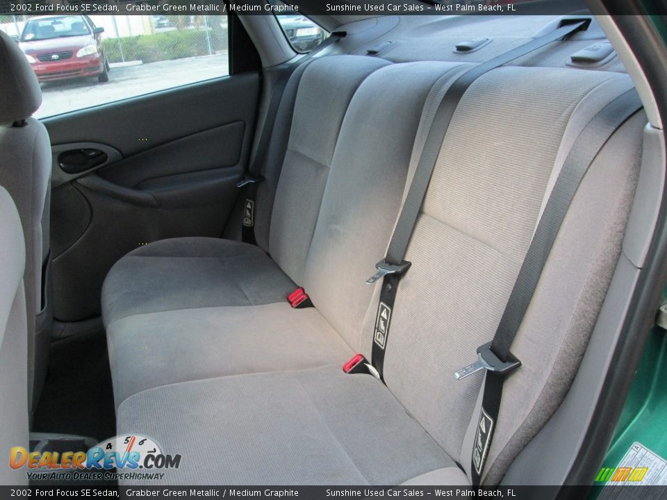 2002 Ford Focus SE Sedan Grabber Green Metallic / Medium Graphite Photo #14