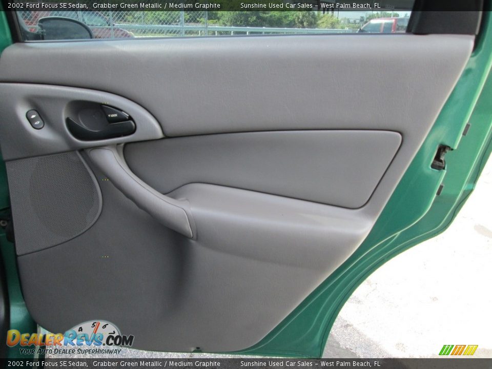 2002 Ford Focus SE Sedan Grabber Green Metallic / Medium Graphite Photo #15