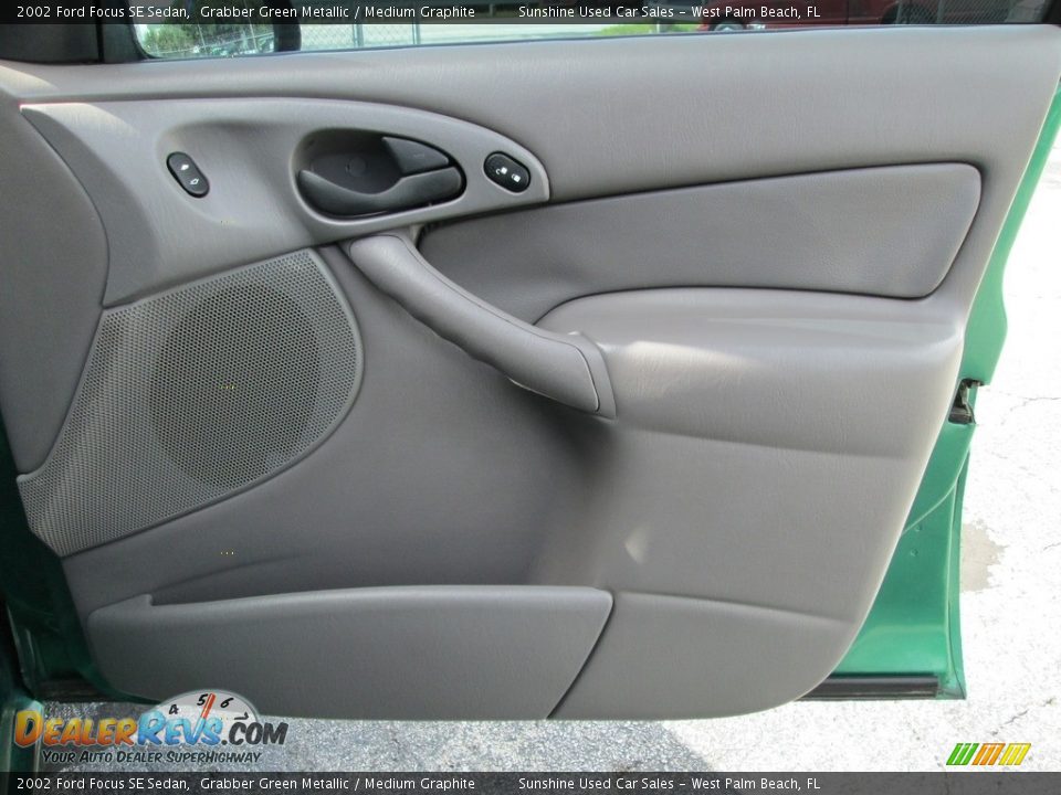 2002 Ford Focus SE Sedan Grabber Green Metallic / Medium Graphite Photo #17