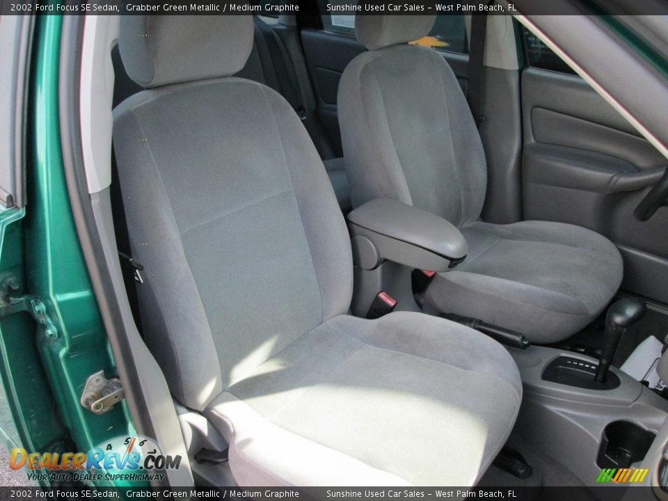 2002 Ford Focus SE Sedan Grabber Green Metallic / Medium Graphite Photo #18