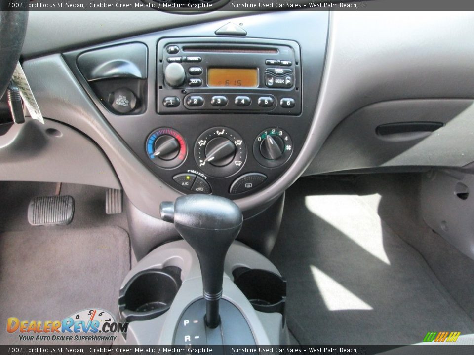 2002 Ford Focus SE Sedan Grabber Green Metallic / Medium Graphite Photo #20