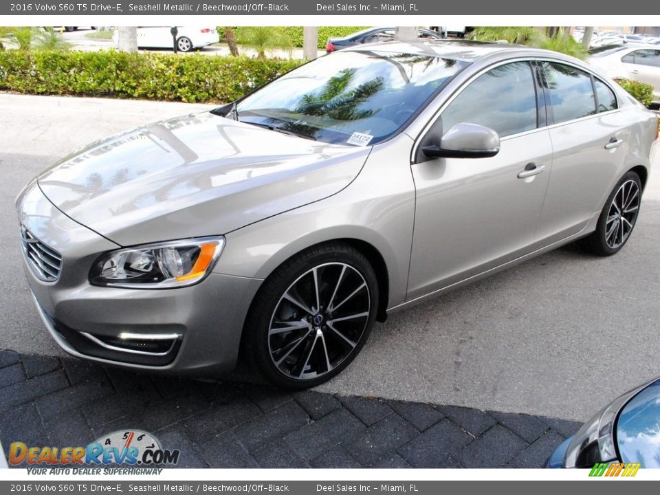 Front 3/4 View of 2016 Volvo S60 T5 Drive-E Photo #5