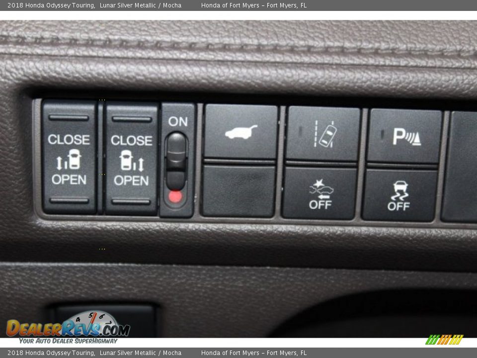 2018 Honda Odyssey Touring Lunar Silver Metallic / Mocha Photo #30