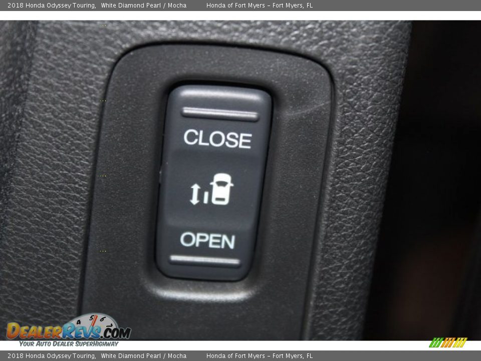 2018 Honda Odyssey Touring White Diamond Pearl / Mocha Photo #35