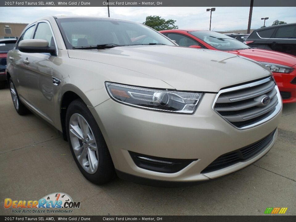 Front 3/4 View of 2017 Ford Taurus SEL AWD Photo #1