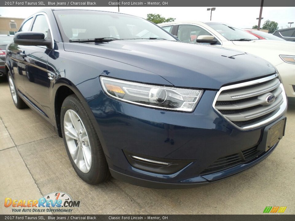 Front 3/4 View of 2017 Ford Taurus SEL Photo #1