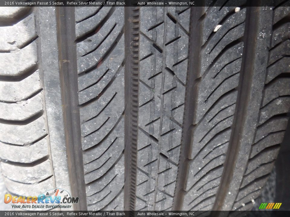 2016 Volkswagen Passat S Sedan Reflex Silver Metallic / Titan Black Photo #10