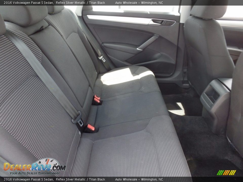 2016 Volkswagen Passat S Sedan Reflex Silver Metallic / Titan Black Photo #14