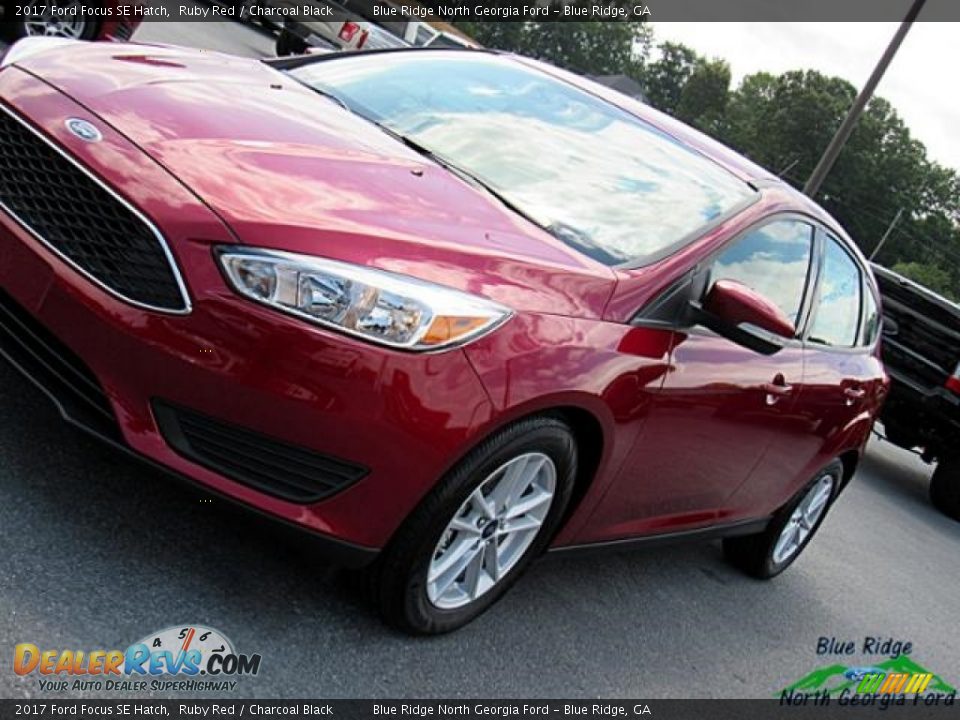 2017 Ford Focus SE Hatch Ruby Red / Charcoal Black Photo #32