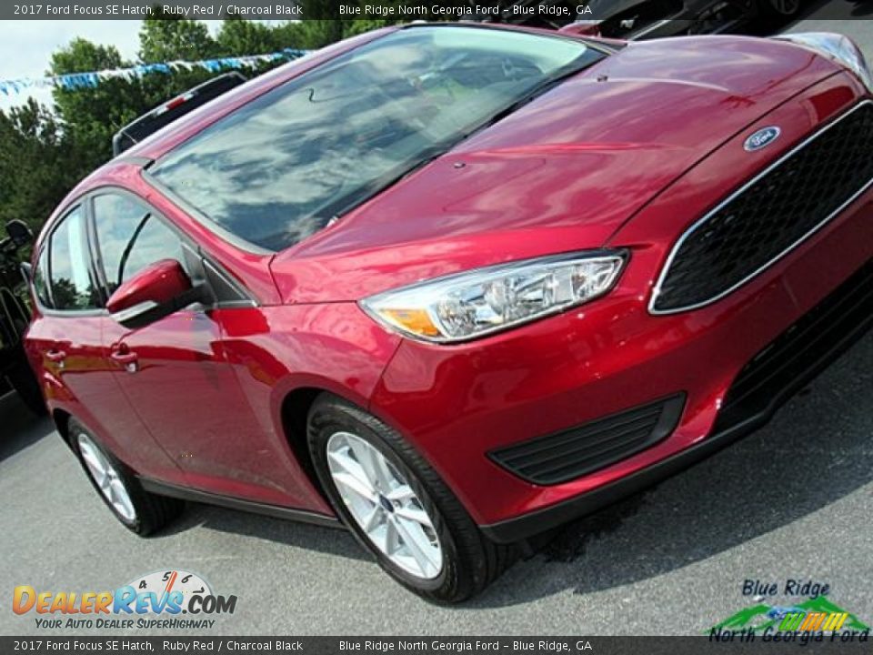 2017 Ford Focus SE Hatch Ruby Red / Charcoal Black Photo #33