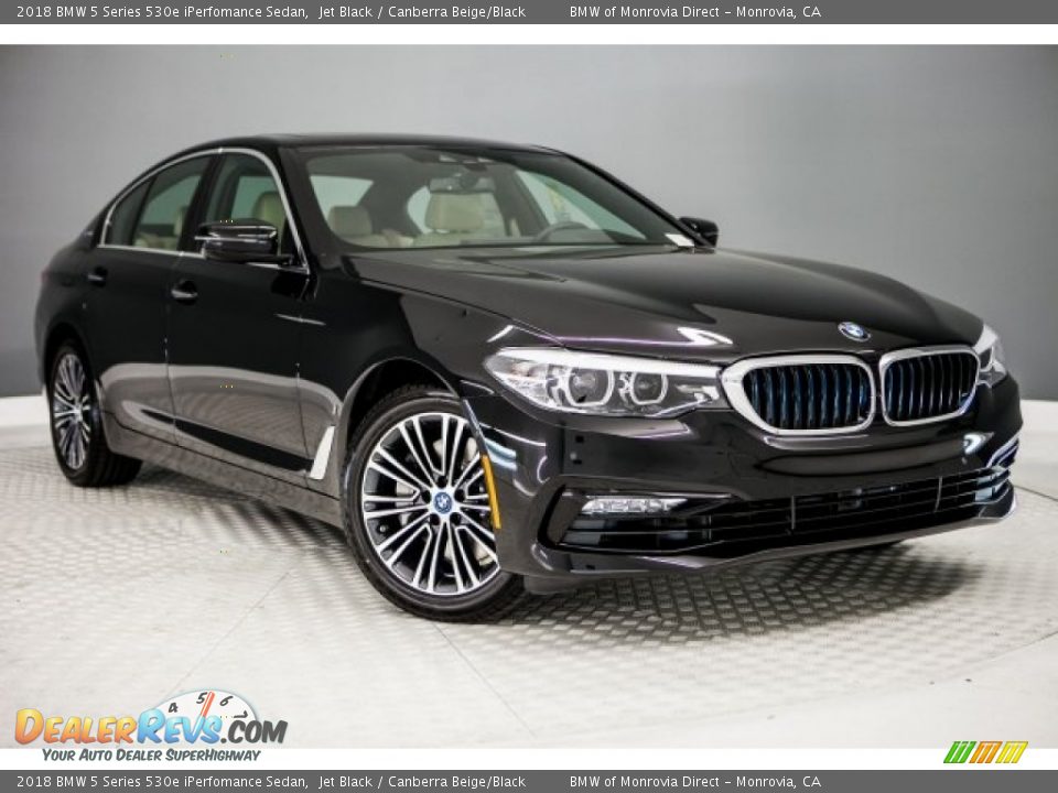 Front 3/4 View of 2018 BMW 5 Series 530e iPerfomance Sedan Photo #12