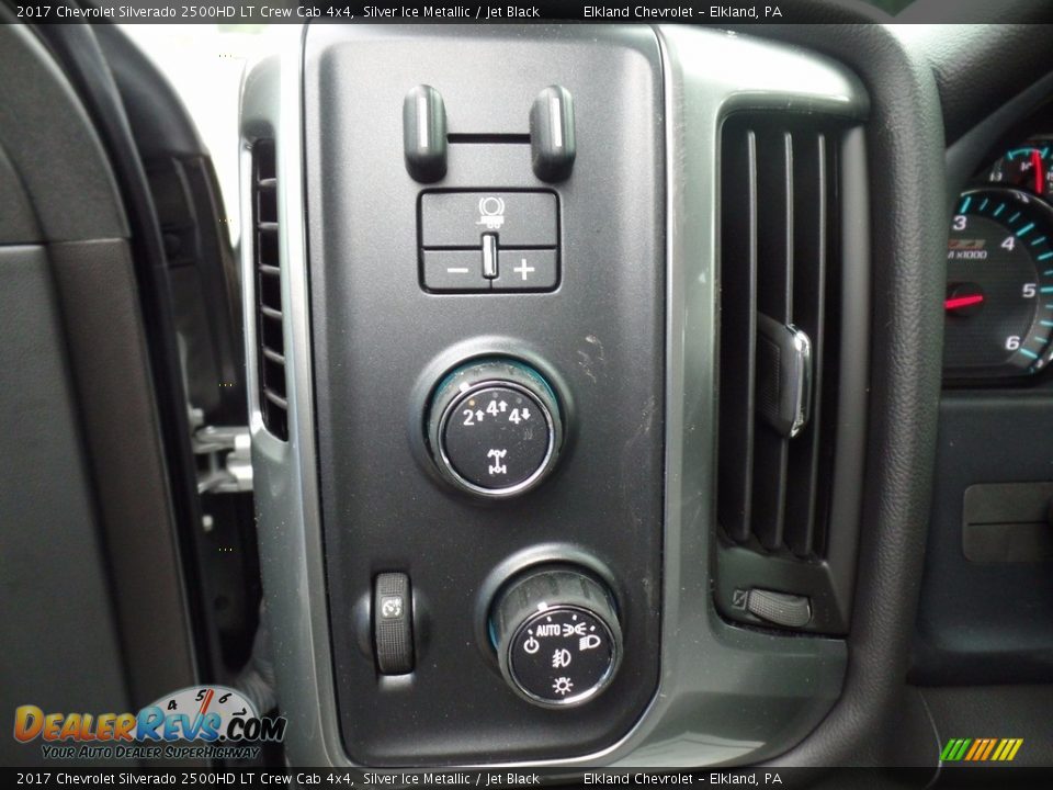 2017 Chevrolet Silverado 2500HD LT Crew Cab 4x4 Silver Ice Metallic / Jet Black Photo #25