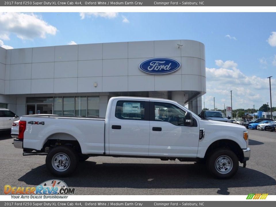 2017 Ford F250 Super Duty XL Crew Cab 4x4 Oxford White / Medium Earth Gray Photo #2