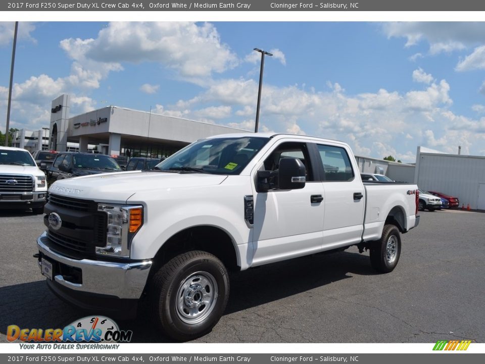 2017 Ford F250 Super Duty XL Crew Cab 4x4 Oxford White / Medium Earth Gray Photo #3