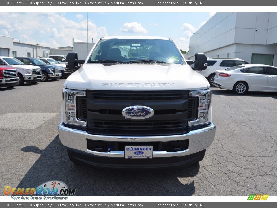 2017 Ford F250 Super Duty XL Crew Cab 4x4 Oxford White / Medium Earth Gray Photo #4