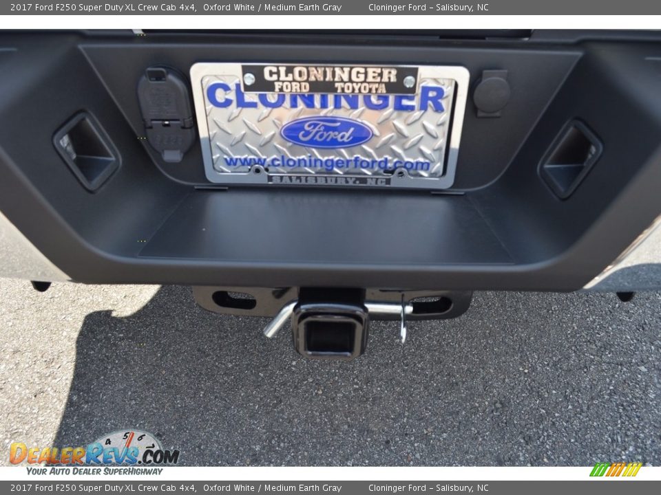 2017 Ford F250 Super Duty XL Crew Cab 4x4 Oxford White / Medium Earth Gray Photo #5