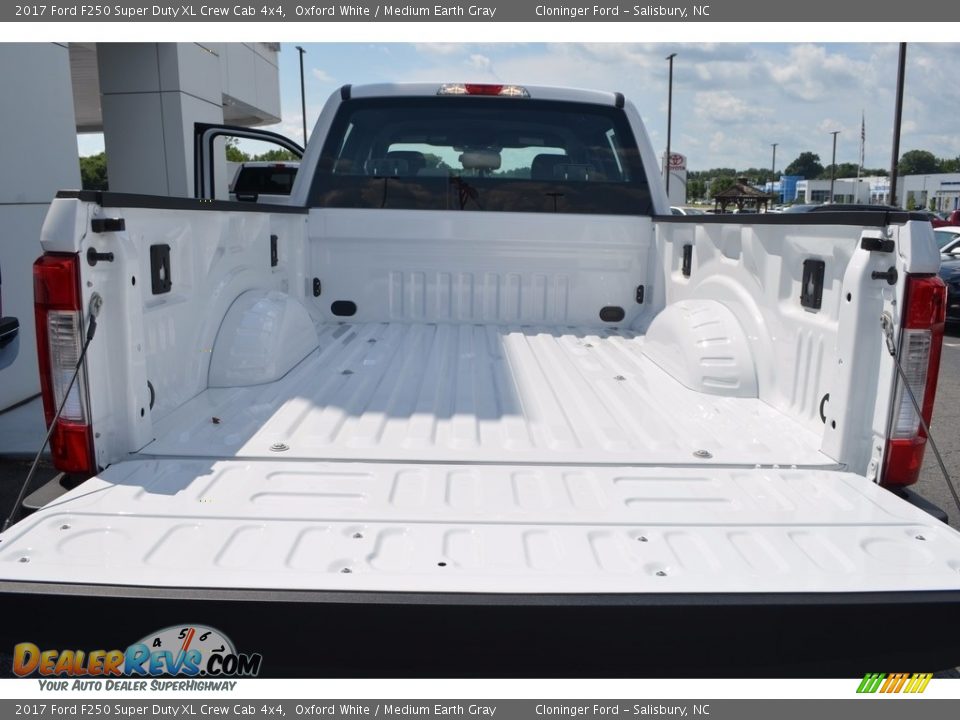 2017 Ford F250 Super Duty XL Crew Cab 4x4 Oxford White / Medium Earth Gray Photo #6