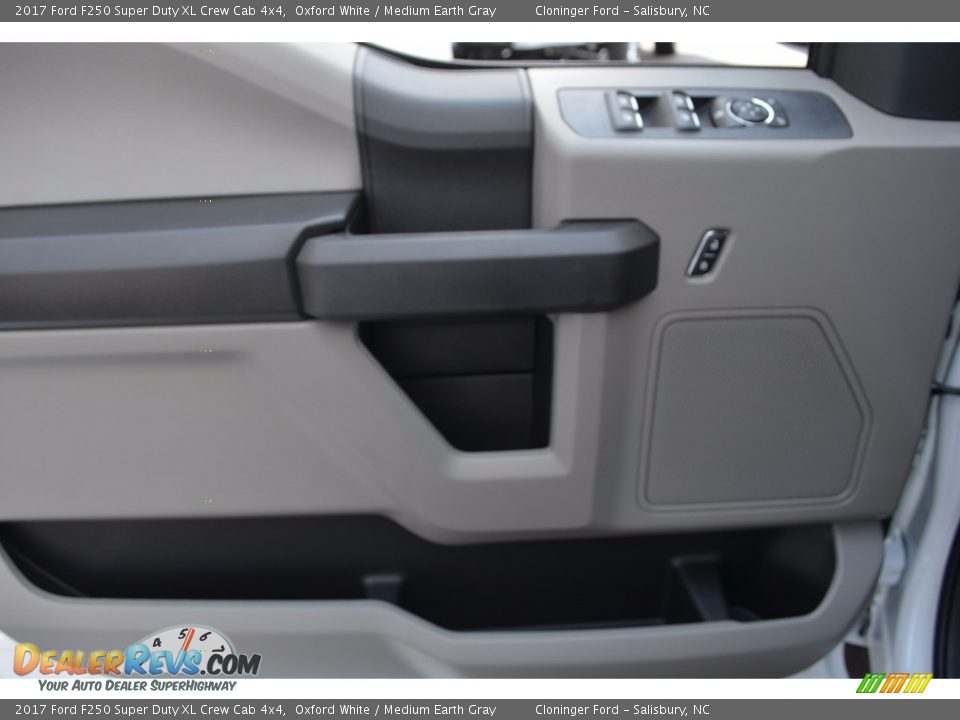 2017 Ford F250 Super Duty XL Crew Cab 4x4 Oxford White / Medium Earth Gray Photo #7