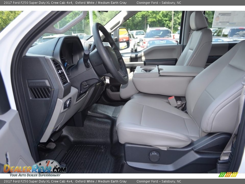 2017 Ford F250 Super Duty XL Crew Cab 4x4 Oxford White / Medium Earth Gray Photo #8