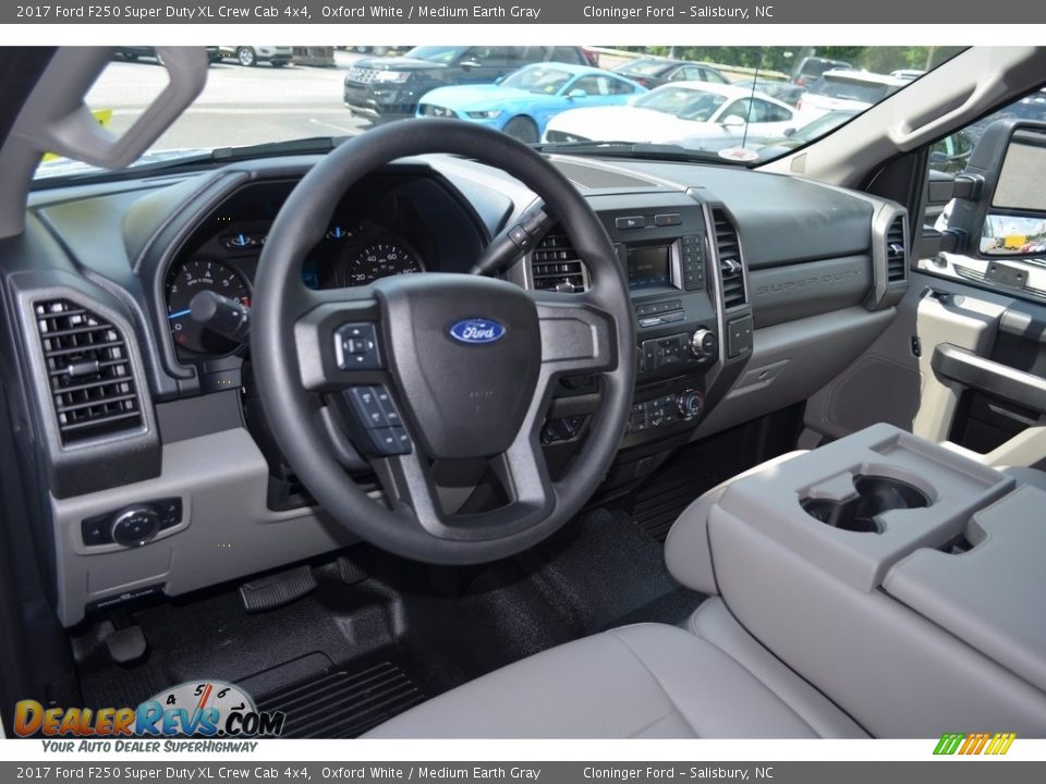 2017 Ford F250 Super Duty XL Crew Cab 4x4 Oxford White / Medium Earth Gray Photo #9