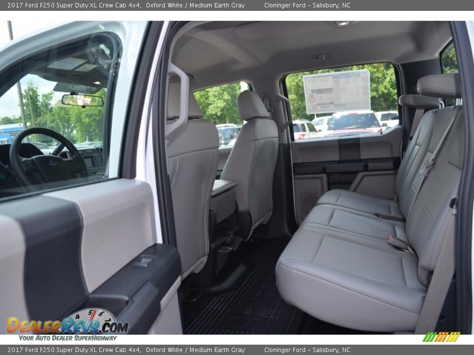 2017 Ford F250 Super Duty XL Crew Cab 4x4 Oxford White / Medium Earth Gray Photo #10