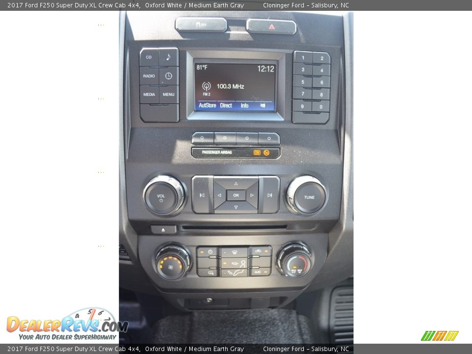 2017 Ford F250 Super Duty XL Crew Cab 4x4 Oxford White / Medium Earth Gray Photo #11