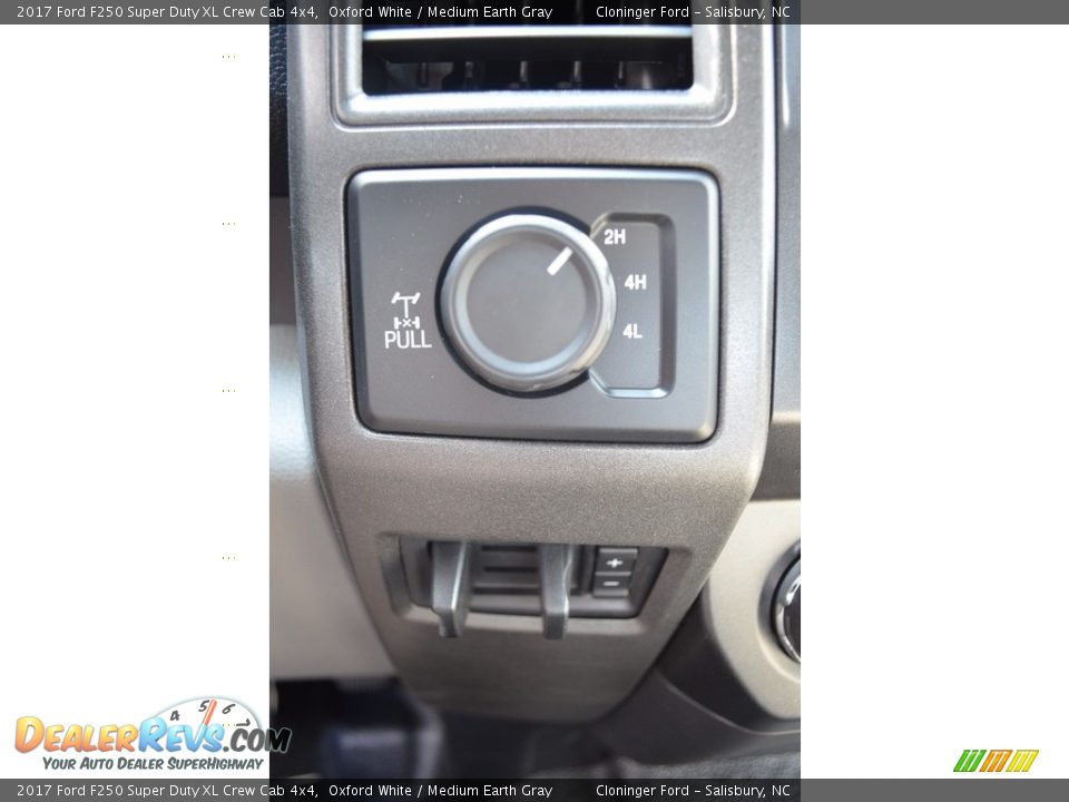 2017 Ford F250 Super Duty XL Crew Cab 4x4 Oxford White / Medium Earth Gray Photo #12