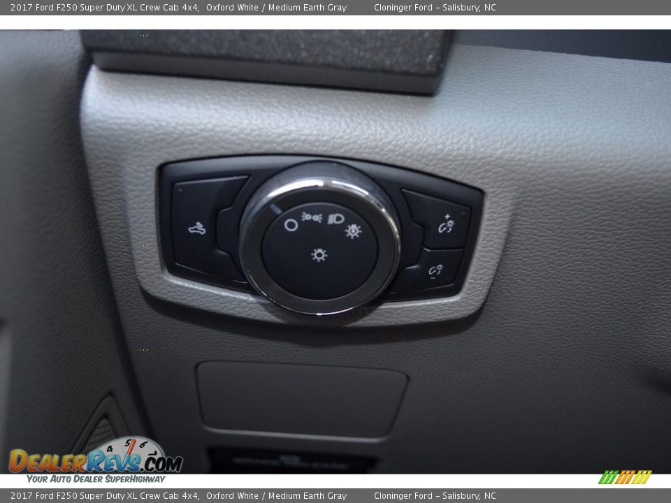 2017 Ford F250 Super Duty XL Crew Cab 4x4 Oxford White / Medium Earth Gray Photo #14