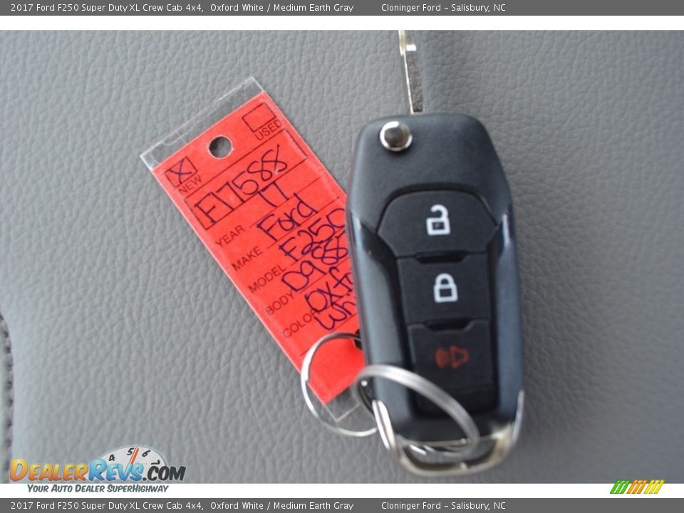 2017 Ford F250 Super Duty XL Crew Cab 4x4 Oxford White / Medium Earth Gray Photo #15
