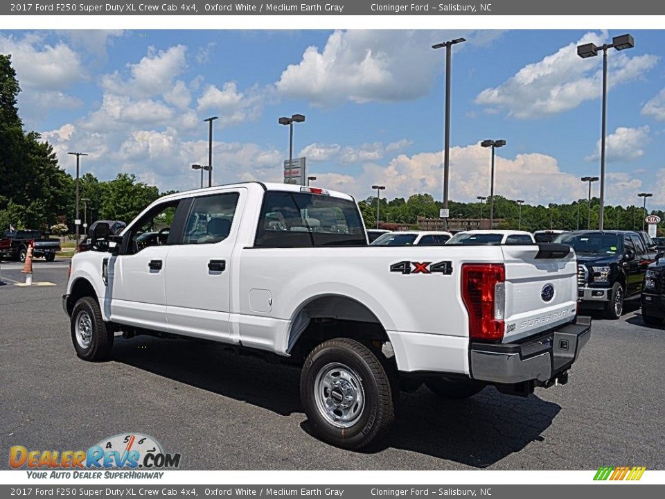 2017 Ford F250 Super Duty XL Crew Cab 4x4 Oxford White / Medium Earth Gray Photo #16