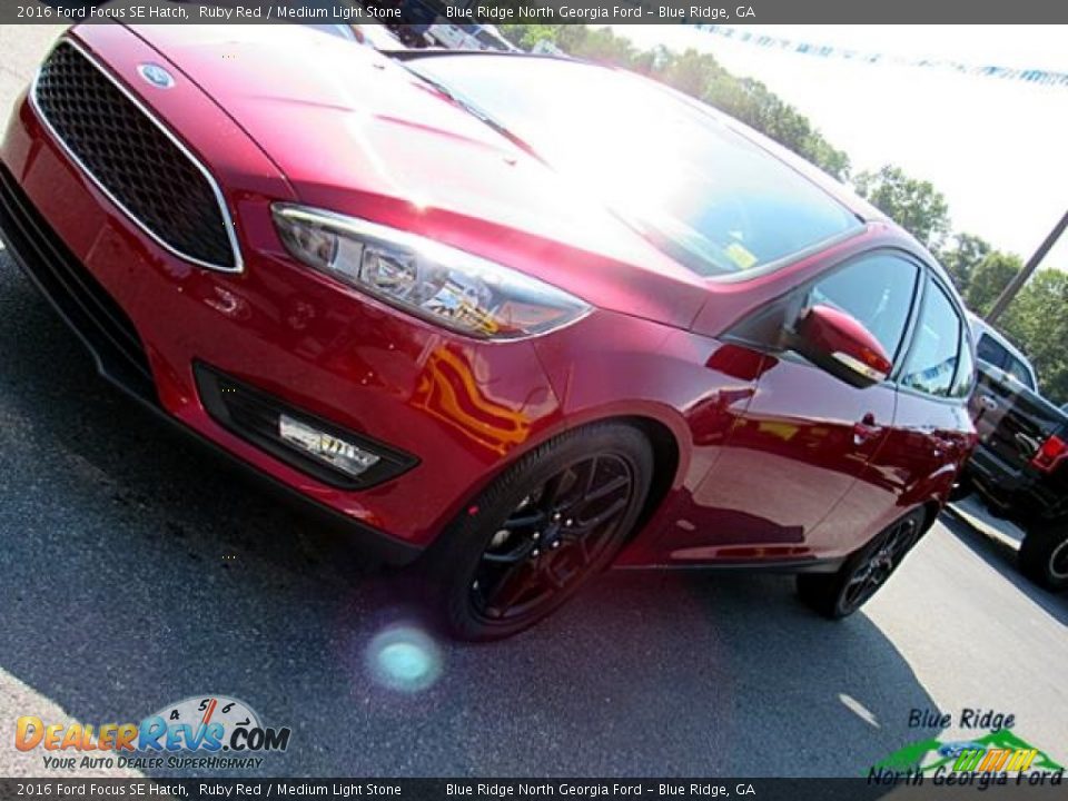 2016 Ford Focus SE Hatch Ruby Red / Medium Light Stone Photo #29